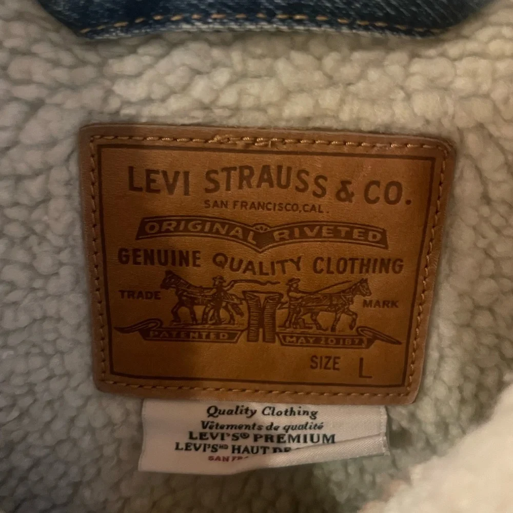 Levi's Blue Denim Jacket with Cream Sherpa Collar - Picture 2 of 3